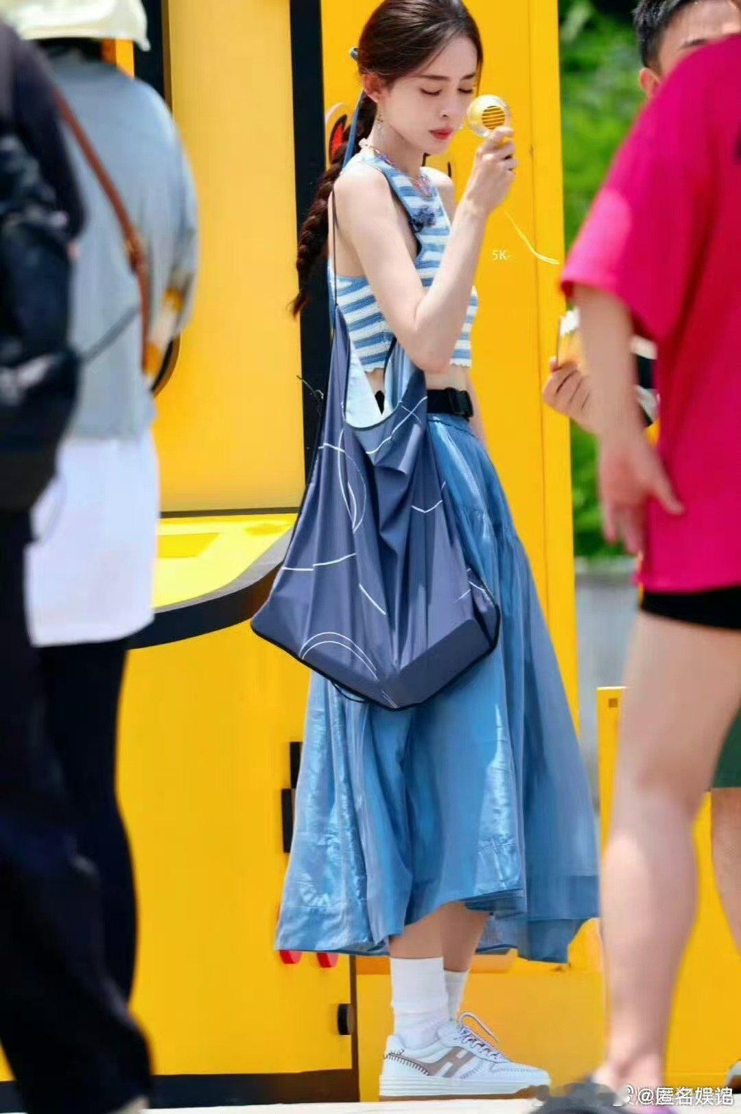 李佳琦也没逃过娜扎的古娜之夹谁能躲过娜扎的古娜之夹，就连李佳琦都没能扛住，直接痛