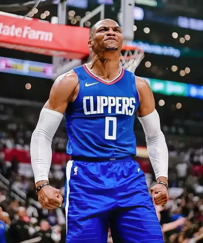 不管首发和替补，威少都做到了历史第一人！​在打首发的时候，威少场均三双历史第一人