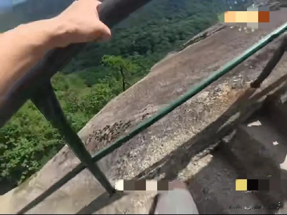 明天和意外，不知哪个会先到!
     凤凰山风景区发生坠崖事件，给广大的游客们
