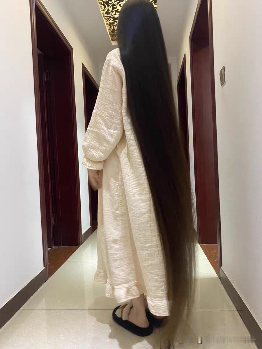 长发飘飘，古风长裙，漫步在古典的走廊中，感受时光的静谧。