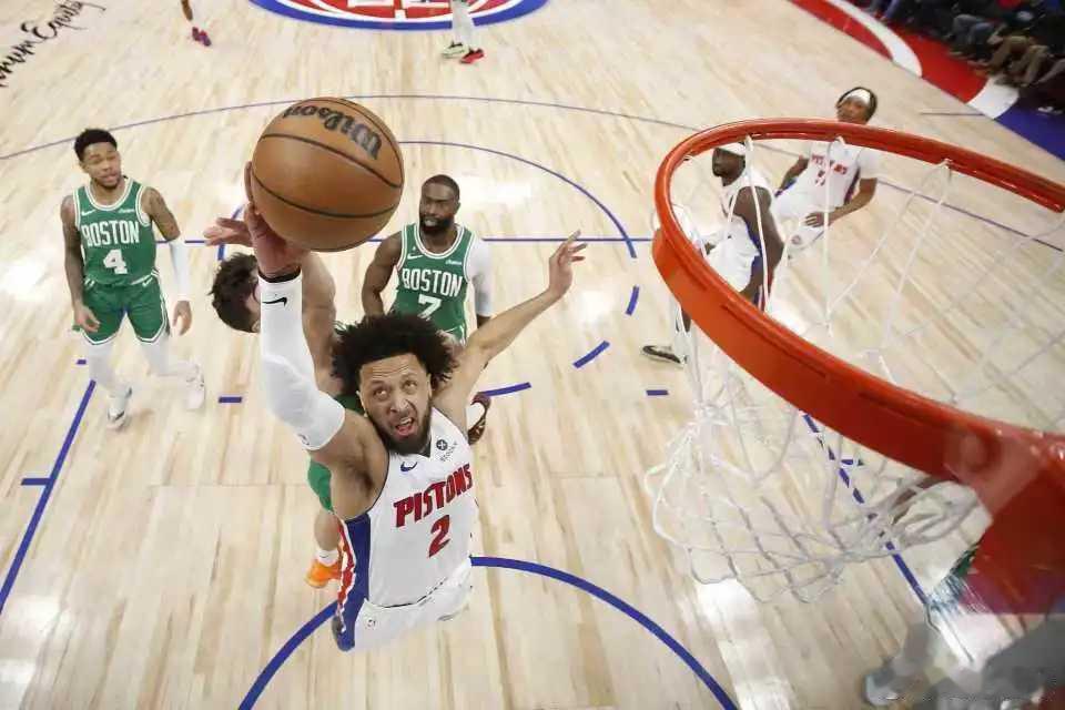 东部前二对决！布朗32+11丢绝杀绿军惜败活塞 坎宁安16+14北京时间1月20