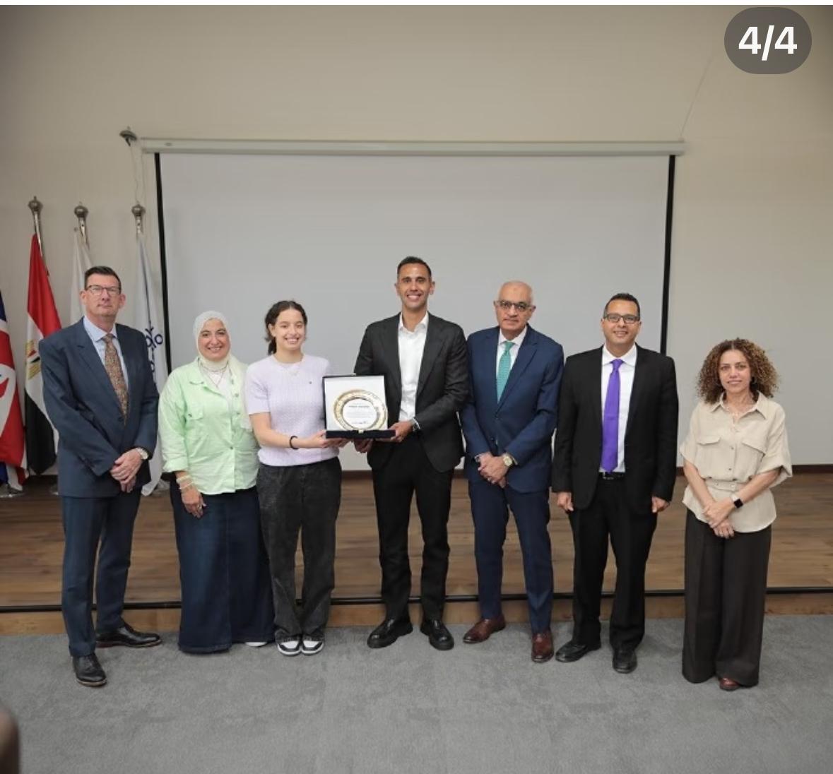 汉娜高达获得英国赫特福德大学的表彰
18岁的汉娜高达就读于英国
赫特福德大学，