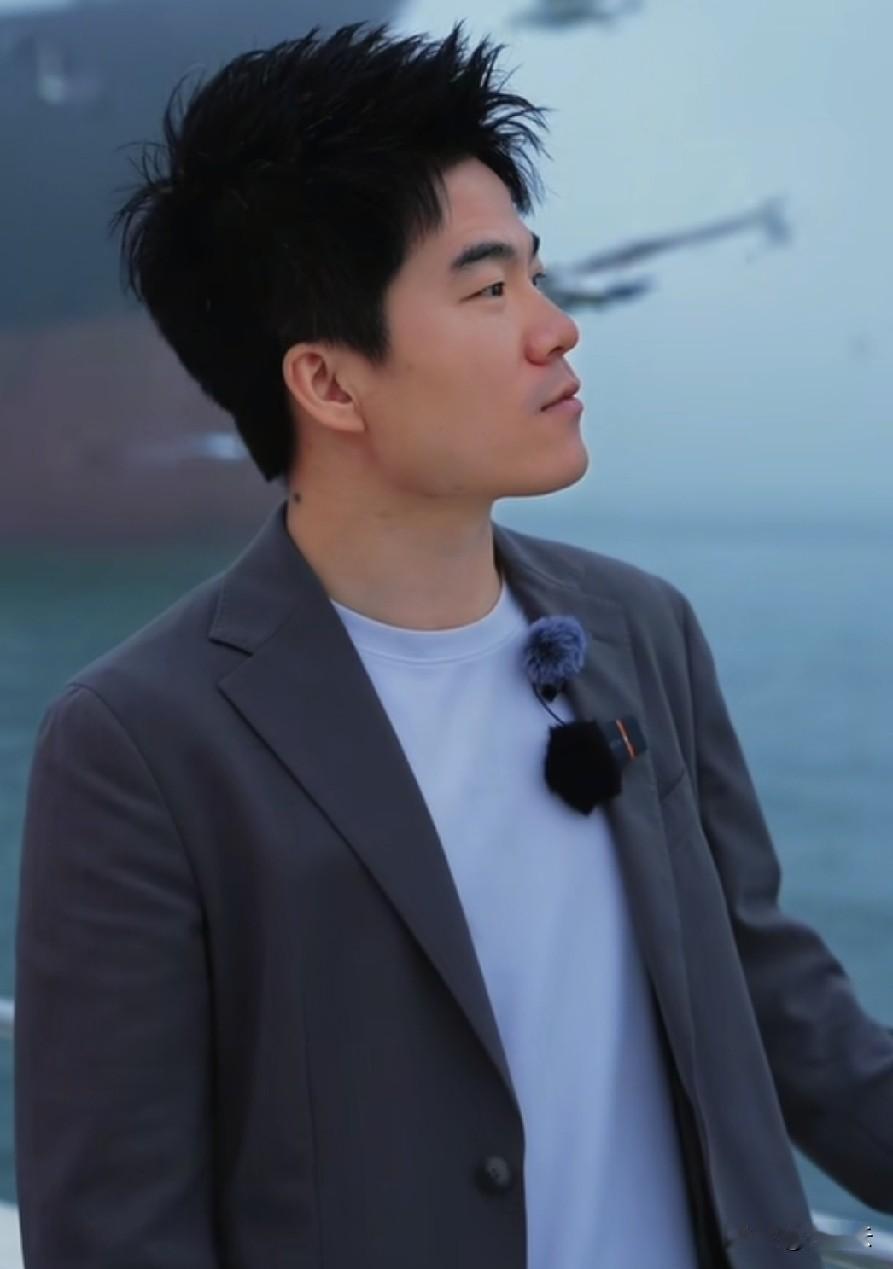 有位博主认为“娱乐圈两家粉丝不停打架，证明这两家是对家，且旗鼓相当，同咖位，但有