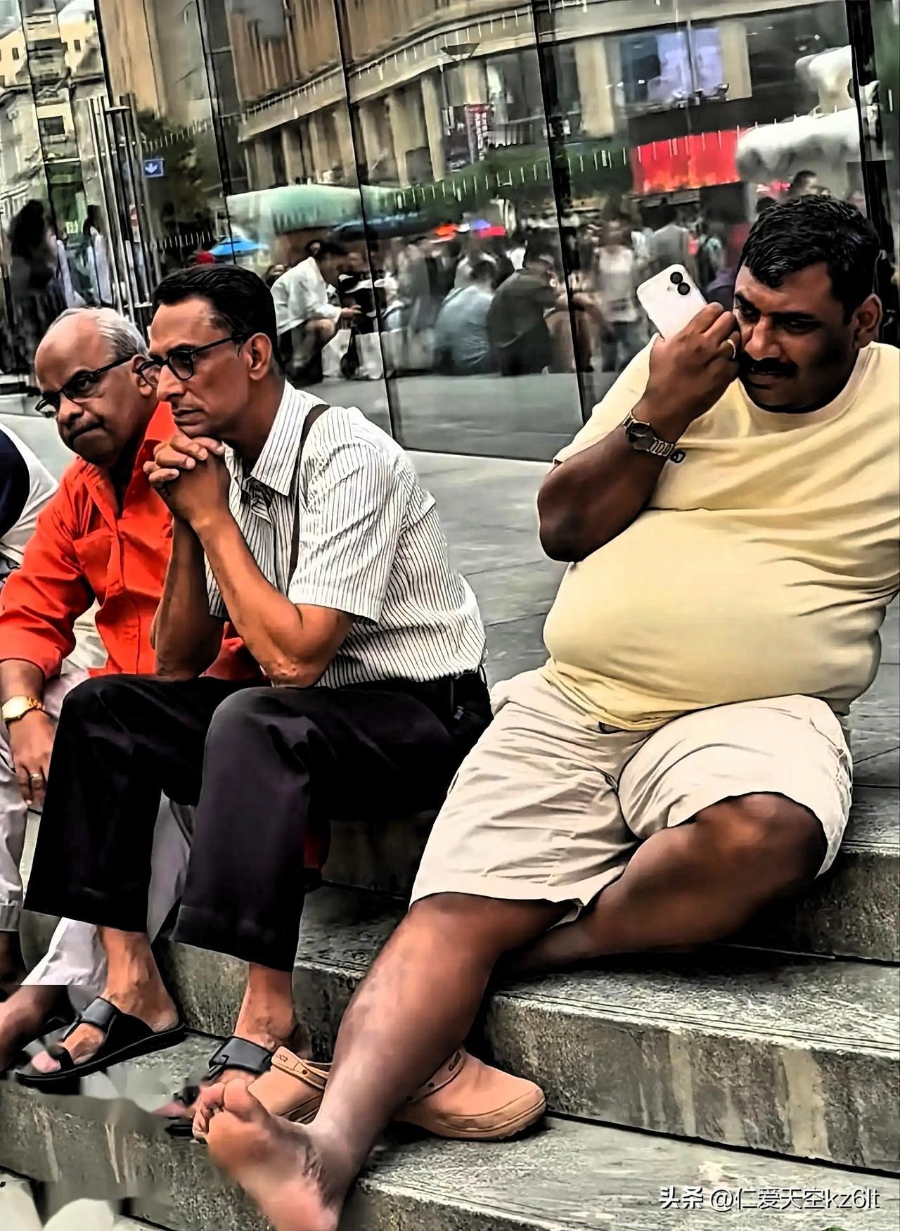 在上海浦东国际机场，发生了一起印度籍男子签证逾期，企图赖在机场“蹭”航班被民警拦