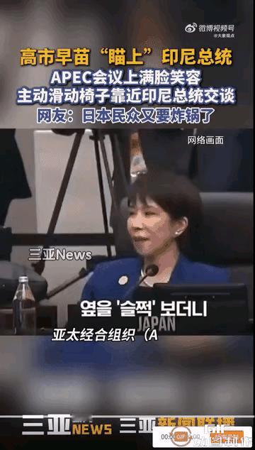 看这副笑里藏刀的表情，加上如蛇般丝滑无声的靠近，这娘们儿不是个好人呐！(天津腔)