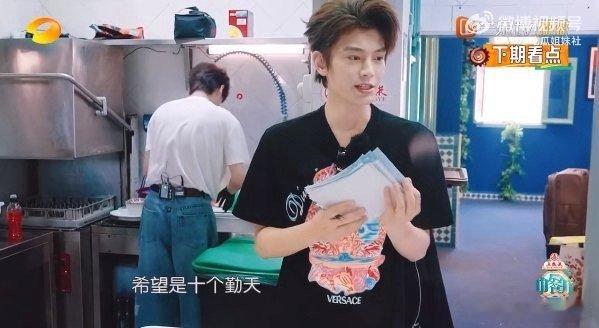 丁禹兮沈月cue十个勤天R1SE丁禹兮沈月cue十个勤天R1SE来中餐厅丁禹兮沈