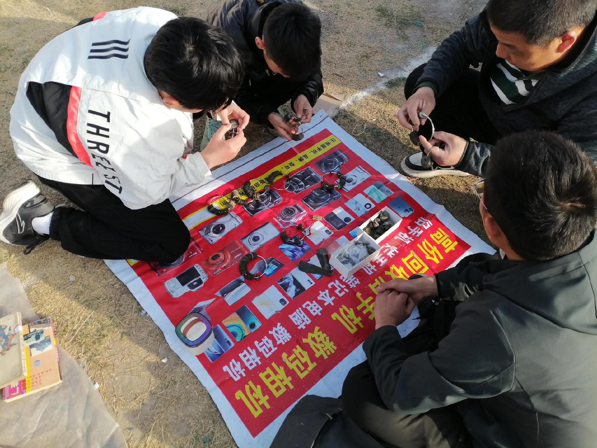《深入群众！》      今天去摆摊，偌大的万洋古玩集，全部集中在迪士...