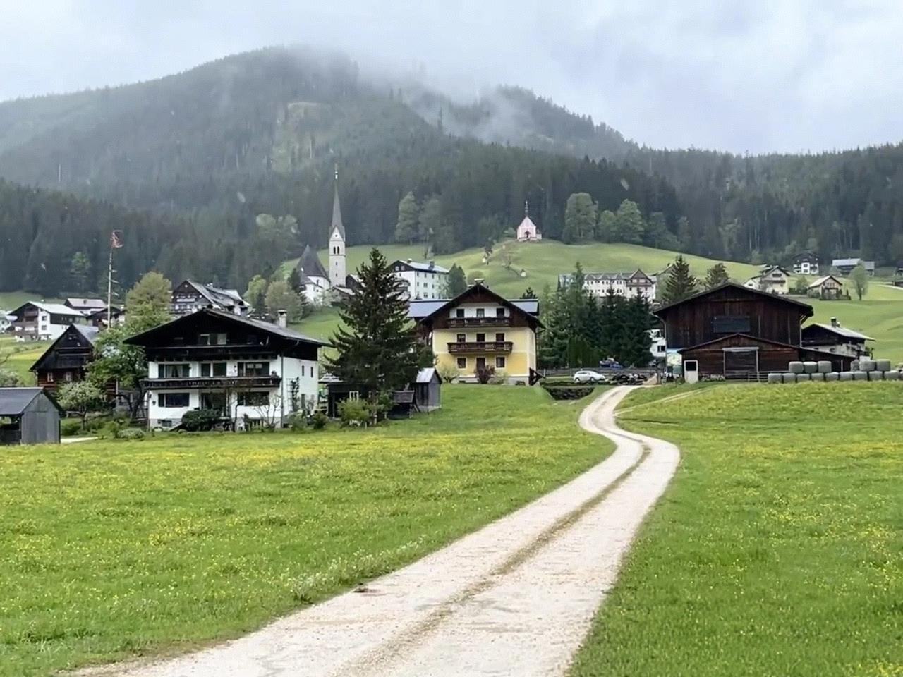 无论男女，都应有底线，不可趁年轻肆意妄为。反正我个人对“贞洁”一词心怀敬畏。别的