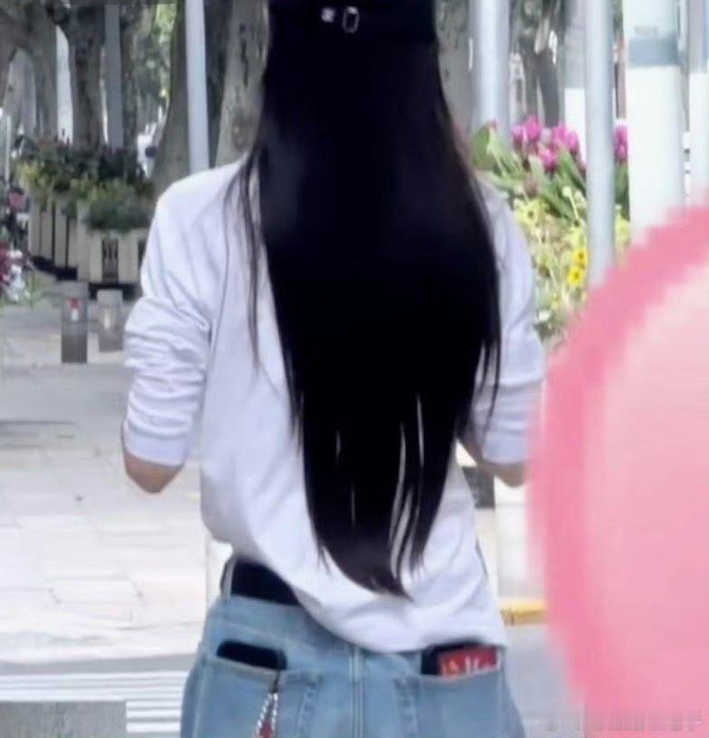 上海街头偶遇Angelababy   Angelababy在上海街头散步时被路人