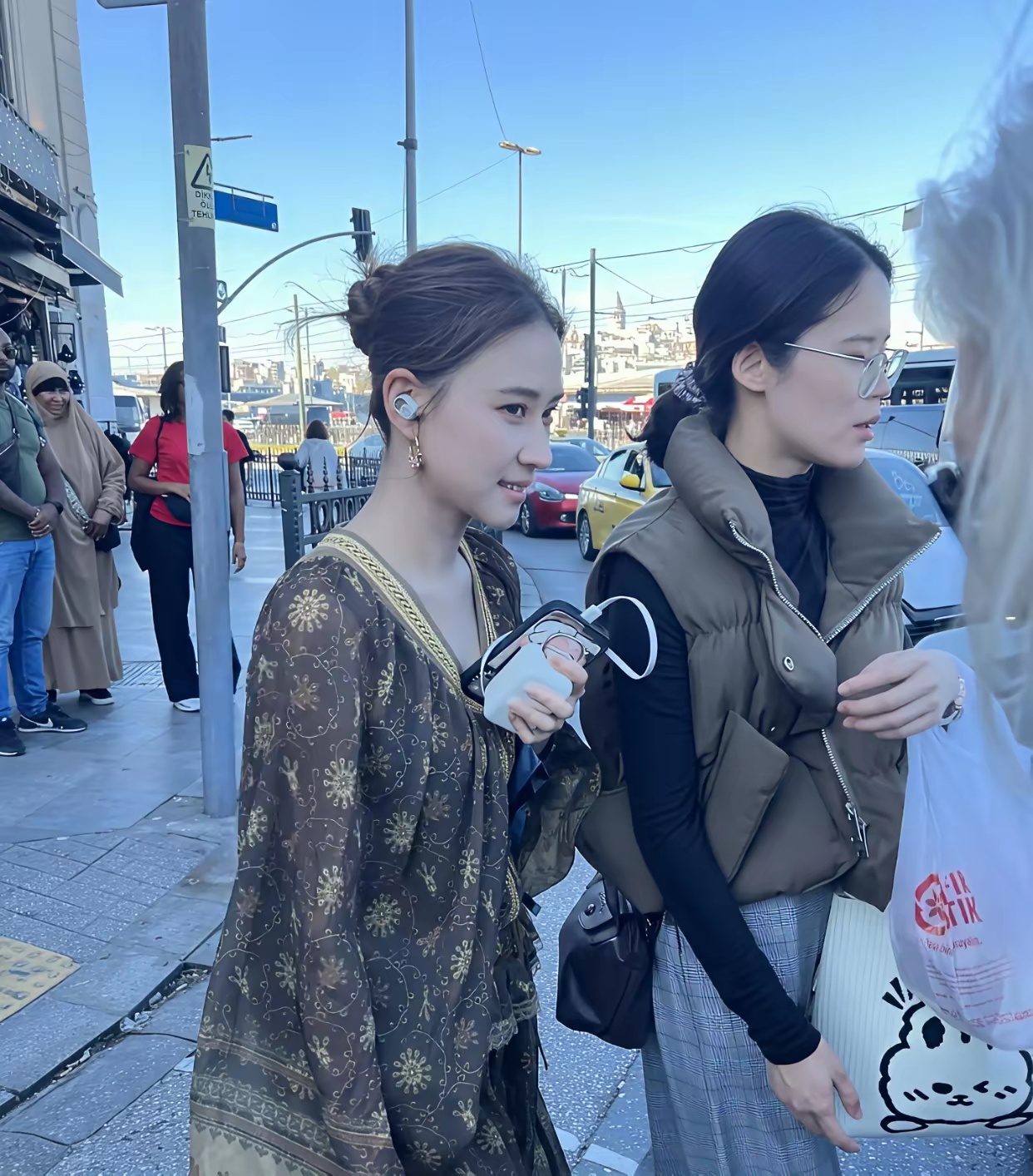 35岁何超莲土耳其被偶遇，贵妇裙配养生茶，网友：结婚多年没生娃，有钱有闲到处玩，