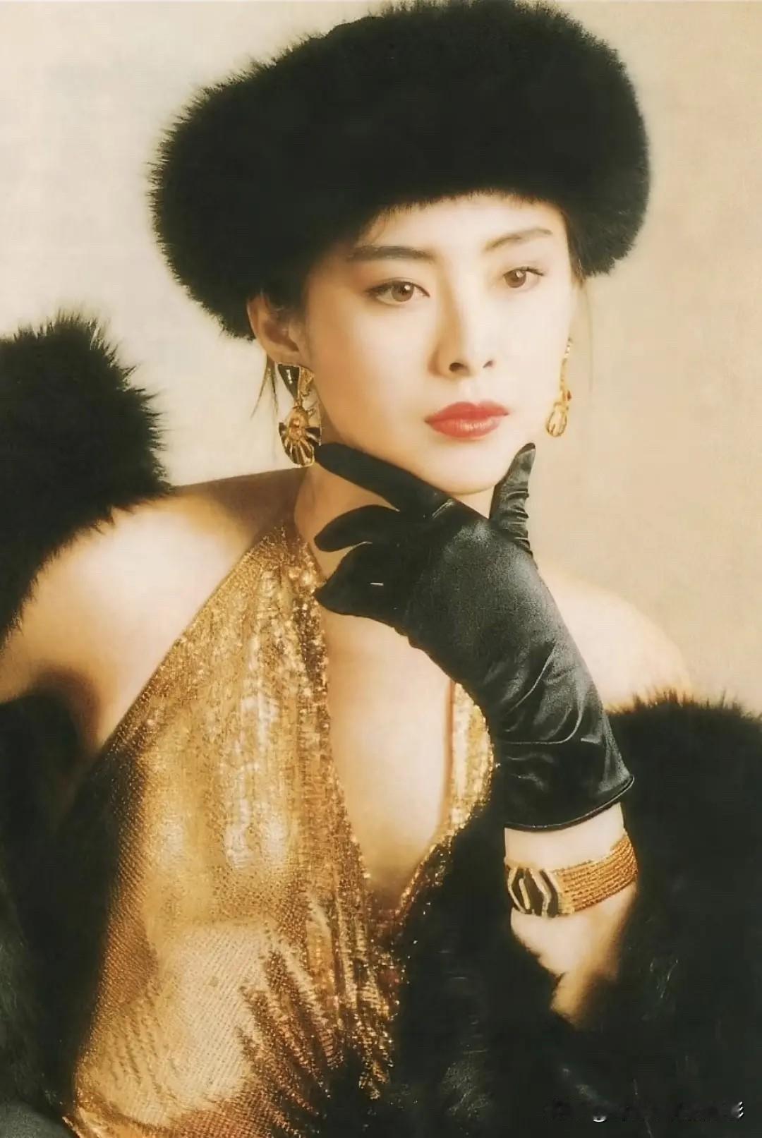 🎆港风美人王祖贤👇
黑皮草压着肩，
是藏不住的冷冽锋芒。
金裙裹着身，
是溢