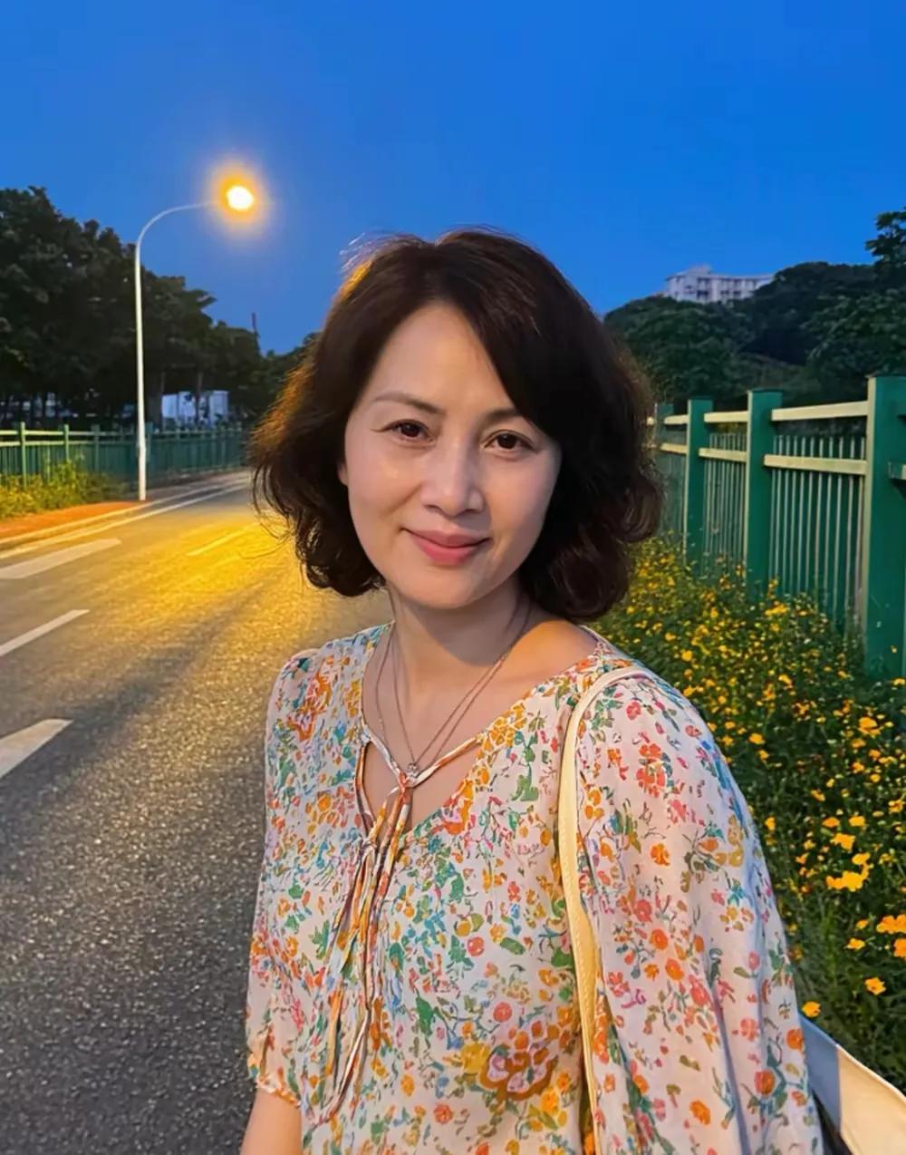 当年瞧不上的穷小子，如今开车跟你算一年能赚多少！
 
我有个同学。以前他追过我。