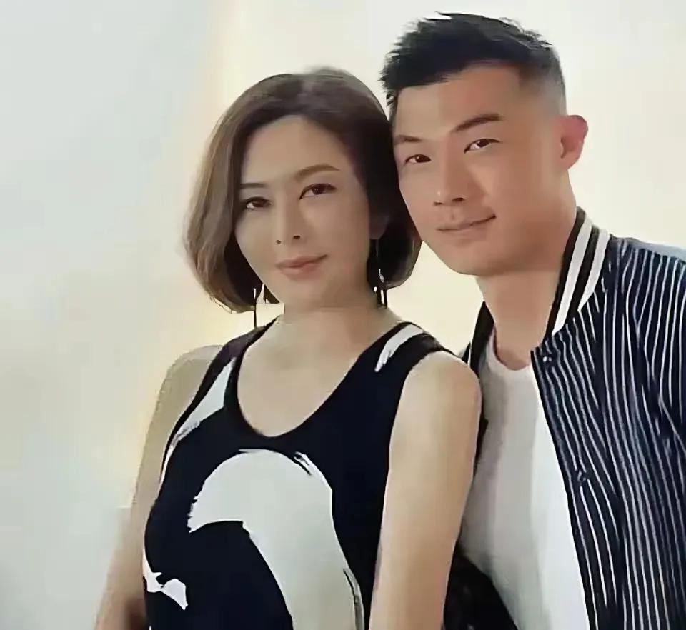 关之琳63岁，模特男友28岁，两人相差35岁，但看上去差不多了！毫无违和感，不得