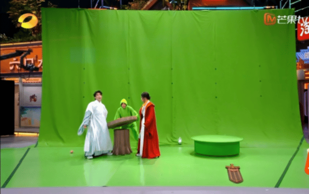 这段给丁程鑫忙成啥样了丁程鑫化身小绿人哪里需要哪里搬，可给我们小丁忙坏了！你好星