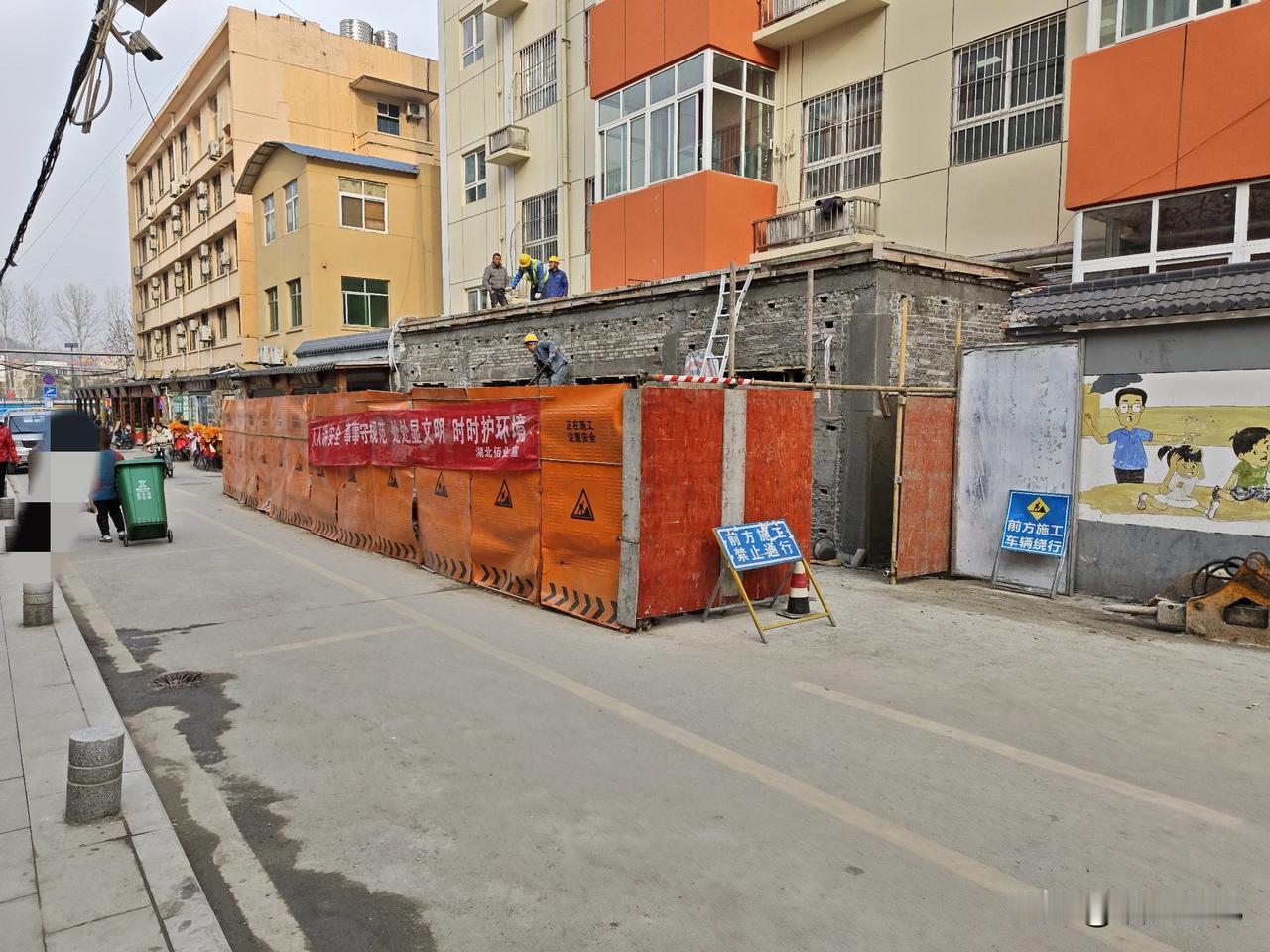 这建房子的速度太快了吧！

昨天还只是一个地基，今天房子就建好了。昨天路过也许是