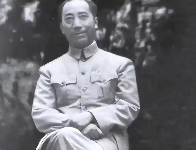 军统站长骂上将“老东西”，被一枪毙命。戴笠去找蒋介石撑腰，蒋批了六个字。戴笠回来