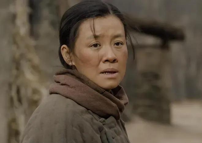 1943年冬夜，姜才莲刚把两个新四军藏好，“哐当”一声，门就被鬼子砸开了。突然一