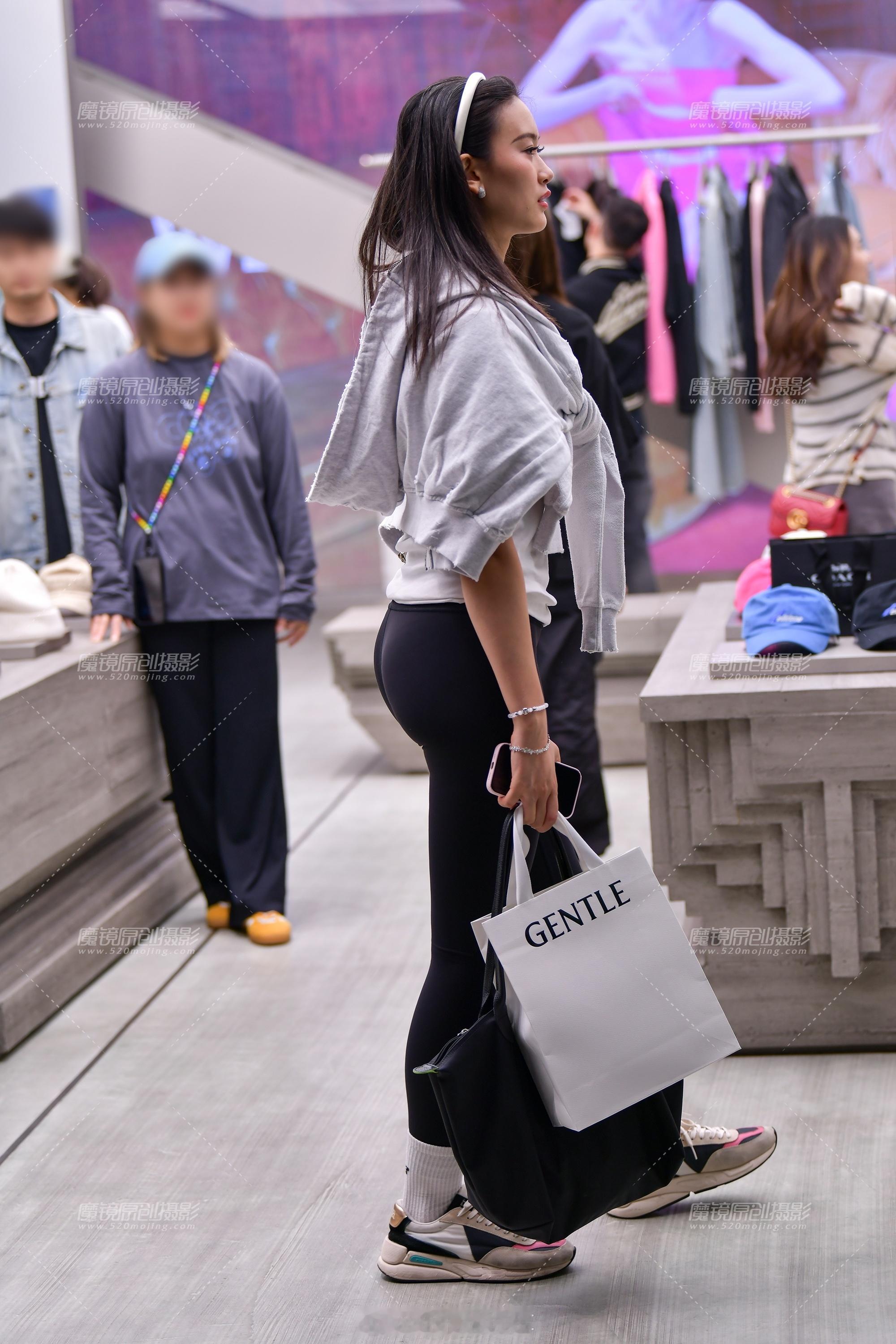 女孩子一定要多买新衣服穿时尚潮流 衣服买多了，不会不就不想再买了？这样能省钱！！