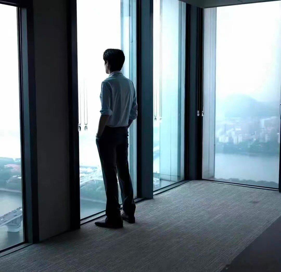 张若昀解读年会暗黑剧本很多人只看到笑点，张若昀却点破剧本暗黑的那一面，理想主义者