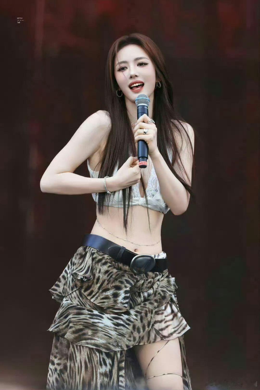 蔡文静真觉得中国人能飞蔡文静演我机场找不到司机蔡文静机场名场面太好笑！被粉丝围住