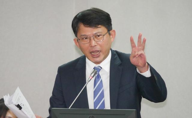 针对国民党主席郑丽文推动修正“党产条例”，计划在今年党产诉讼确定前将党产讨回一事