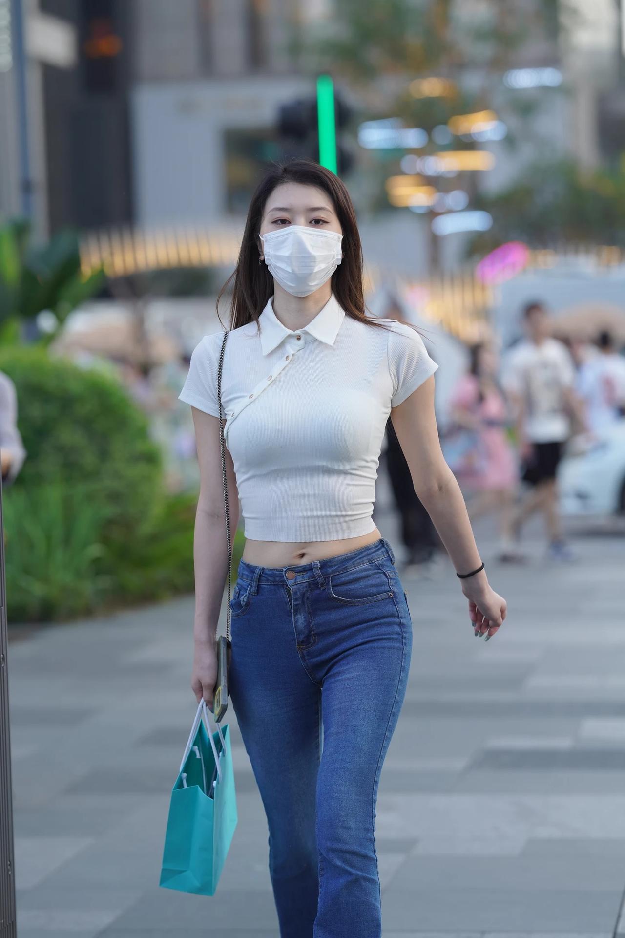 街拍牛仔裤长腿美女