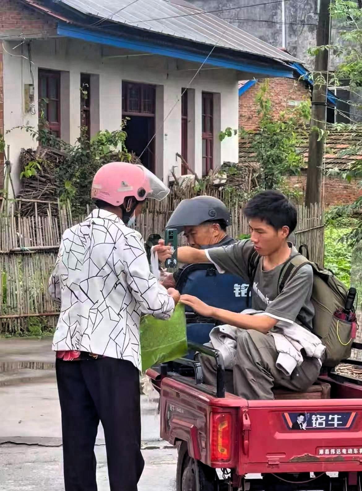 3岁妈走了，7岁爸走了。湖南常德18岁男孩左力，在伯伯家一住就是11年。刚高考完