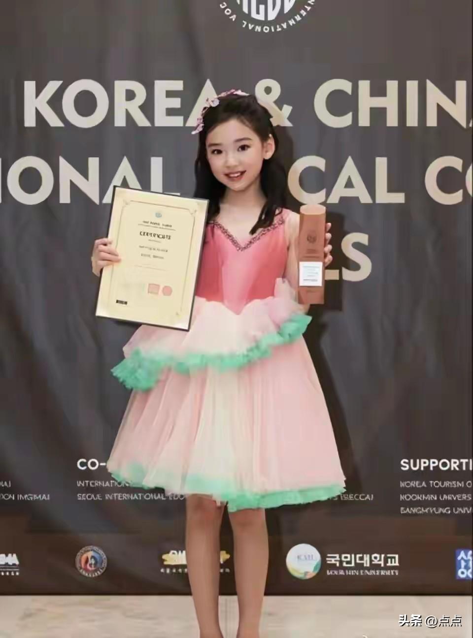 董璇带着女儿小酒窝现身机场，母女二人自带如出一辙的温柔氛围感。
 
无论是穿搭格