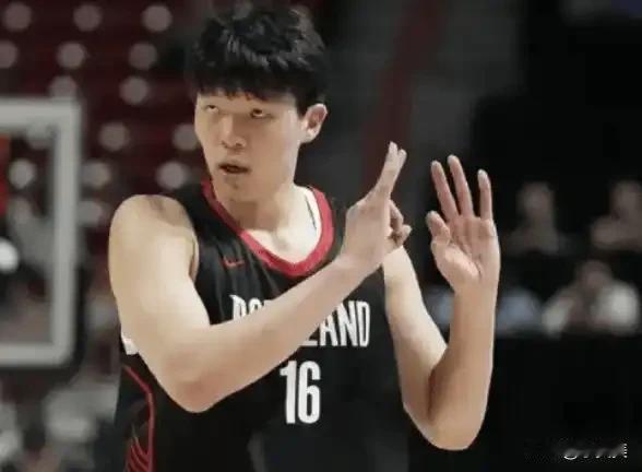 中国球员杨瀚森目前个人NBA数据

场均得分2.6分

场均篮板1.8个

场均