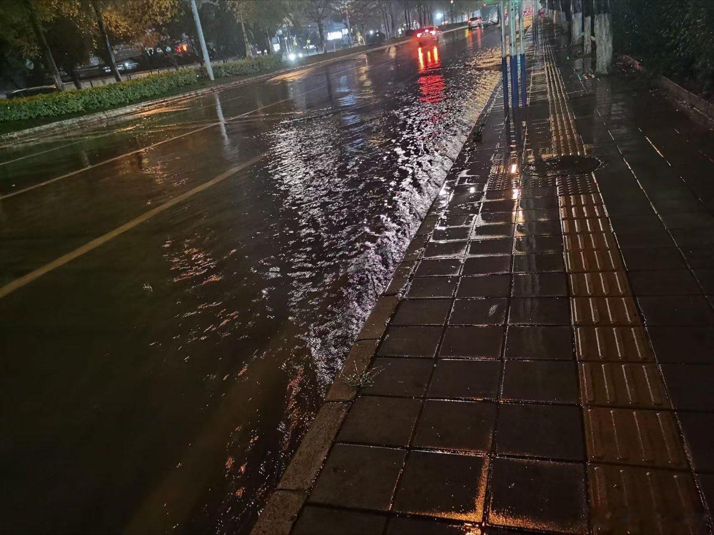 广东人被雷雨暴击了广东的雷雨来得急走得快，一阵狂风骤雨过后，太阳很快冒头，湿热的