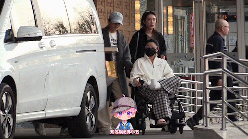 陈妍希脚部打石膏就诊陈妍希脚部打石膏坐轮椅就诊 陈妍希脚部打着石膏坐着轮椅在医院