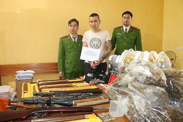 缉毒“缴获”一大堆热武器
越南红灵镇警方发现并逮捕了因非法持有毒品罪名而被捕的阮