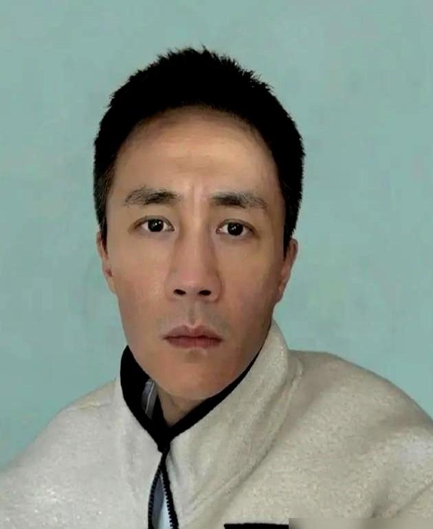 红毯上隔半米，都是演给后台看的。

张凌赫和田曦薇，从尖叫之夜的背对背，到杀青宴