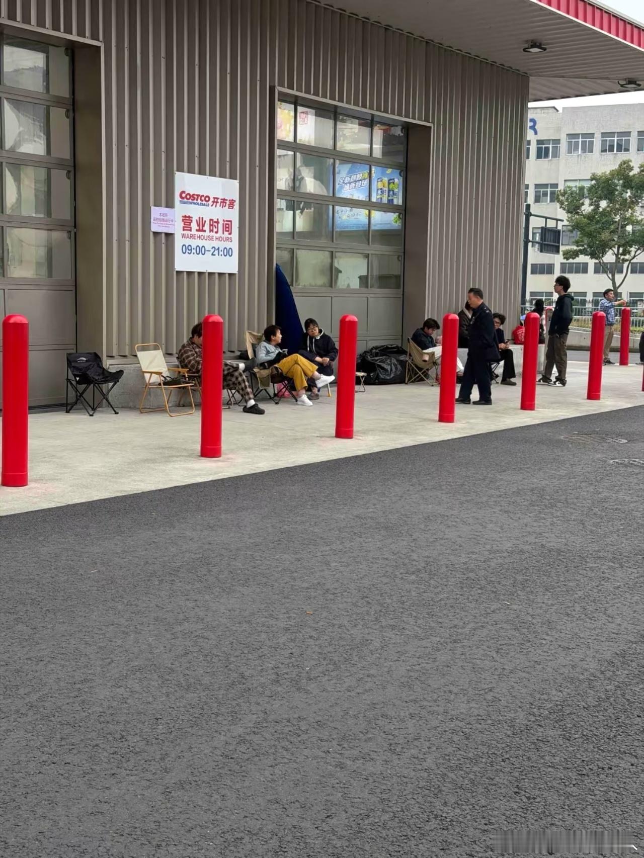 iPhoneDuo首销排队大部分都是黄牛吧，还有的提前两天排队[流汗]，直接在那