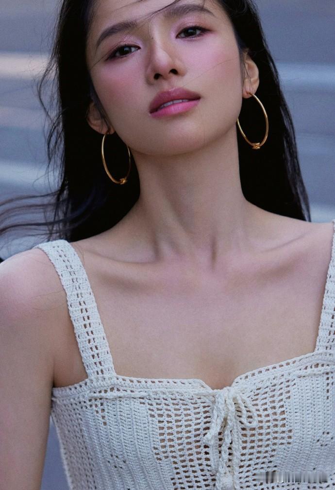 张婧仪夏日造型亮相，复古潮流与小骨架美的完美融合

 在今天举办的某时尚活动中，