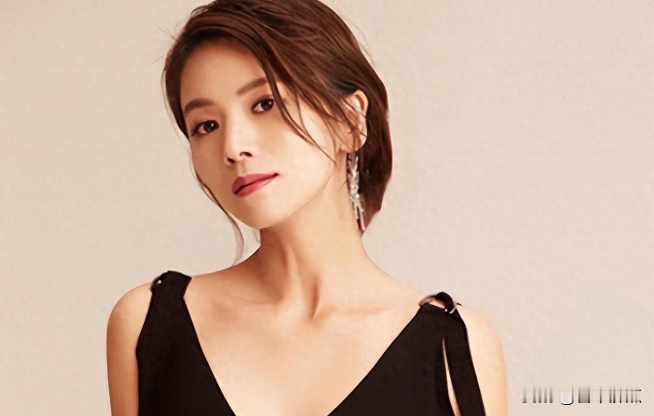 她没靠谁翻身，也没靠谁上位，就是自己一步步走回来的。
曹曦文最近在拍新剧，开机前