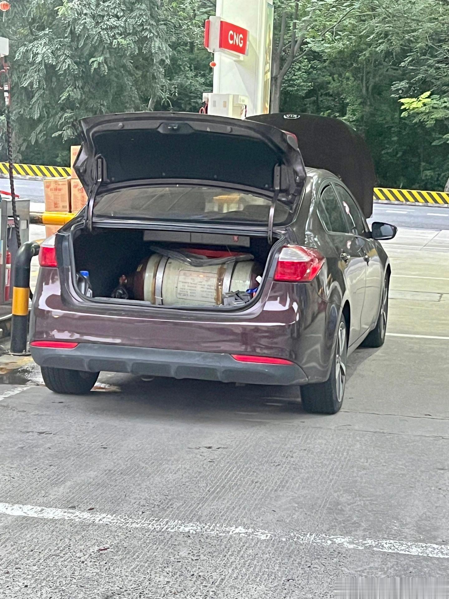 数我孤陋寡闻了，原来汽车不止有电车油车，还有气车，就是不知道加一次气能跑多少公里