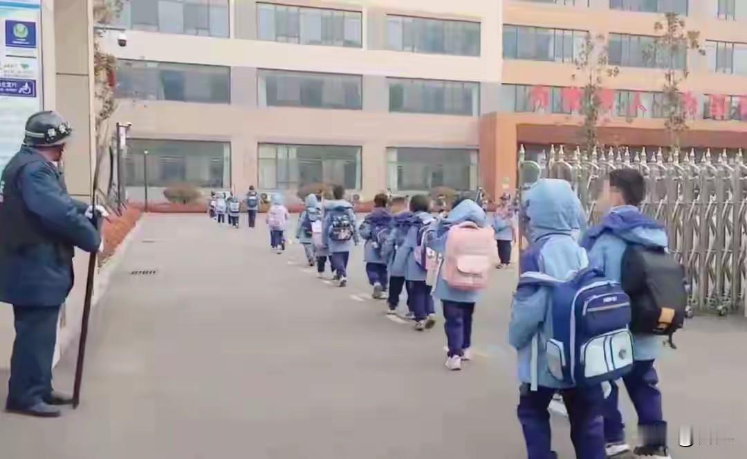 小学生上学走标线秩序井然，该不该提倡？
   我送课下乡的一个中心中学，有278