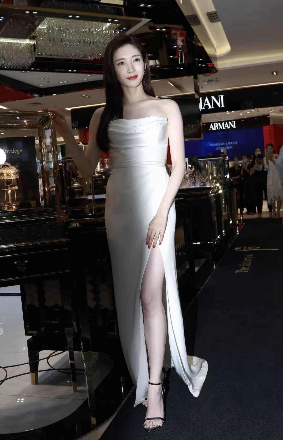 女神一出场就自带光芒