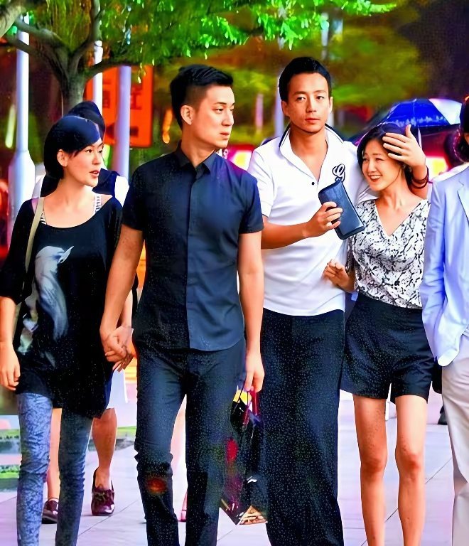 以前都觉得大S嫁得好，小S婚姻憋屈，现在全反过来了。大S头婚跟汪小菲吵了十年离了