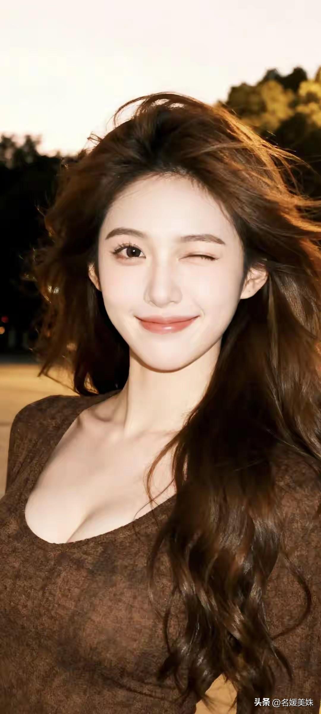 她说她喜欢你，
又没说她只喜欢你，
她说她心里有你，
又没说她只心里只有你，
所