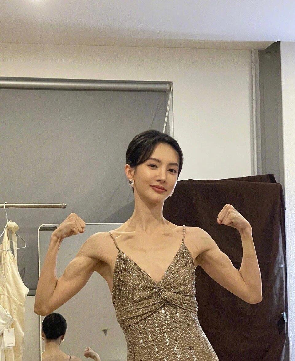 金晨瘦成这样居然还有肌肉金晨健身对镜拍，谁看了不说一声羡慕！