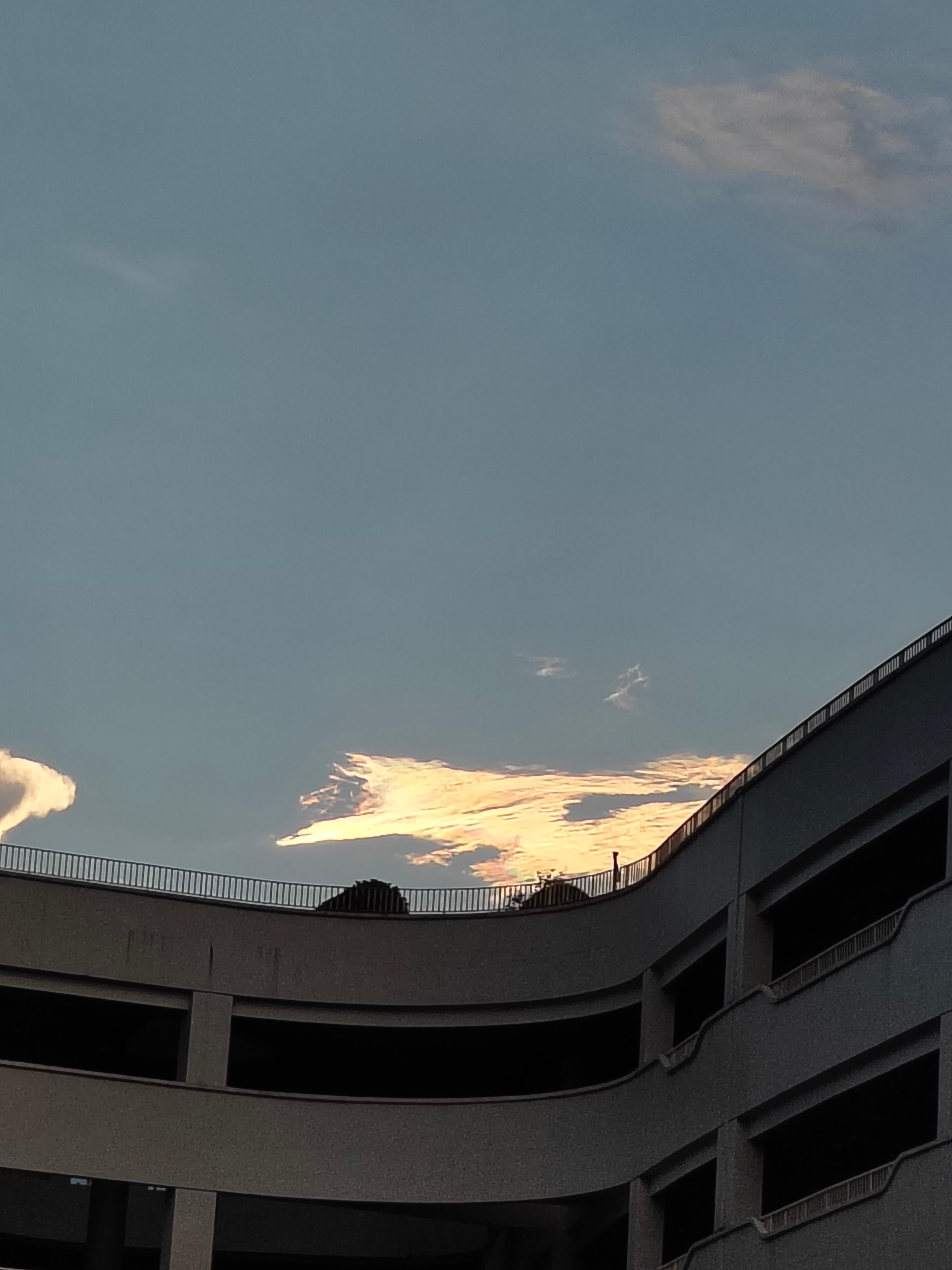 今天傍晚的天空，图1云彩分好几个层次，我还看到了七彩云，图2手机没拍出眼睛看到的