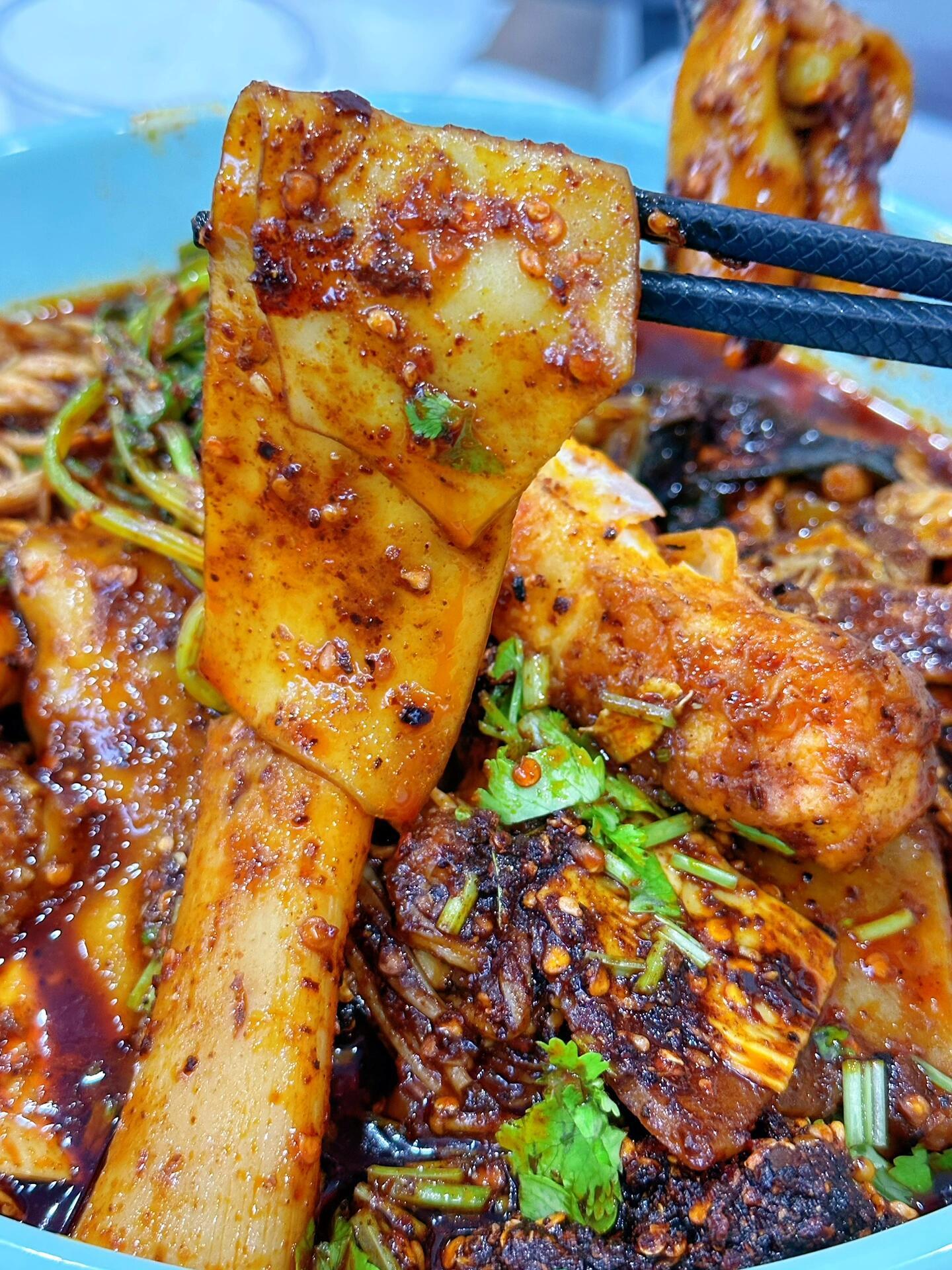 当然是好吃美味巨无敌香味啦[哇][哇]#天水麻辣烫到底是什么味# ​​​