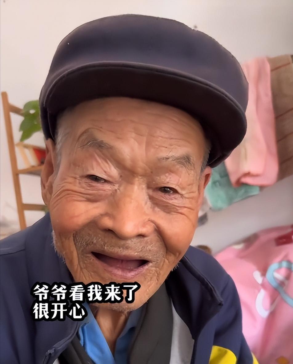 “胜似亲祖孙！”小伙1年前到山西游玩，偶遇一独居窑洞的86岁老人！小伙觉得有缘，