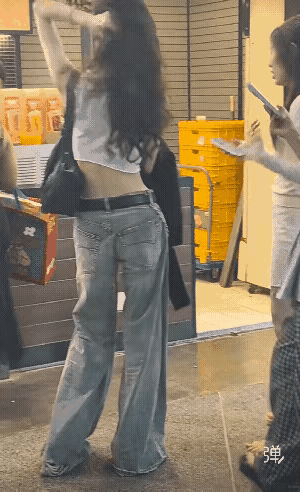 波浪长发的女孩儿有一种天然的魅力