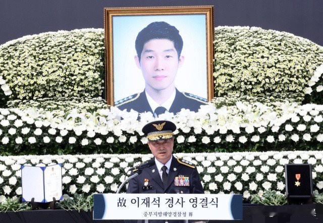 韩国海警舍身救中国老人，背后疑云重重！

最近，一则跨国救援新闻牵动人心：9月1