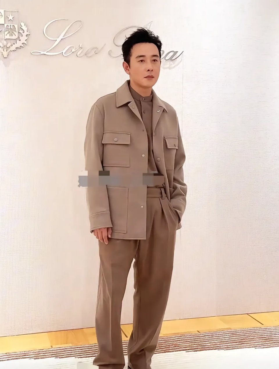 罗晋这套衣服谁给选的，真是土，哈哈，感觉是我爸爸辈那一代人穿的，这么年代感的衣服