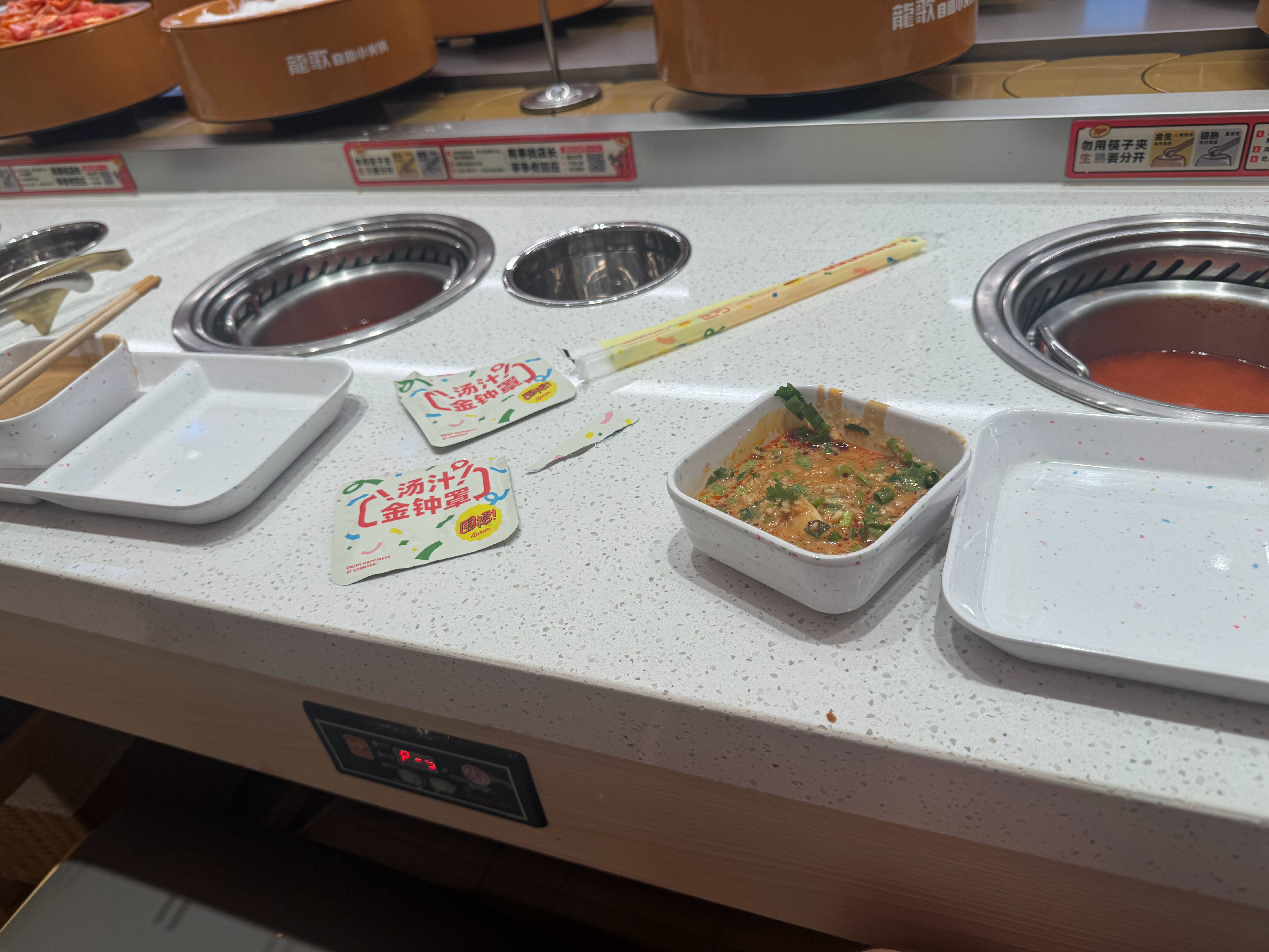 逛商场看见新开一个自助小火锅，非要来吃。你说就这小体格吃自助，不是赞助嘛？ 