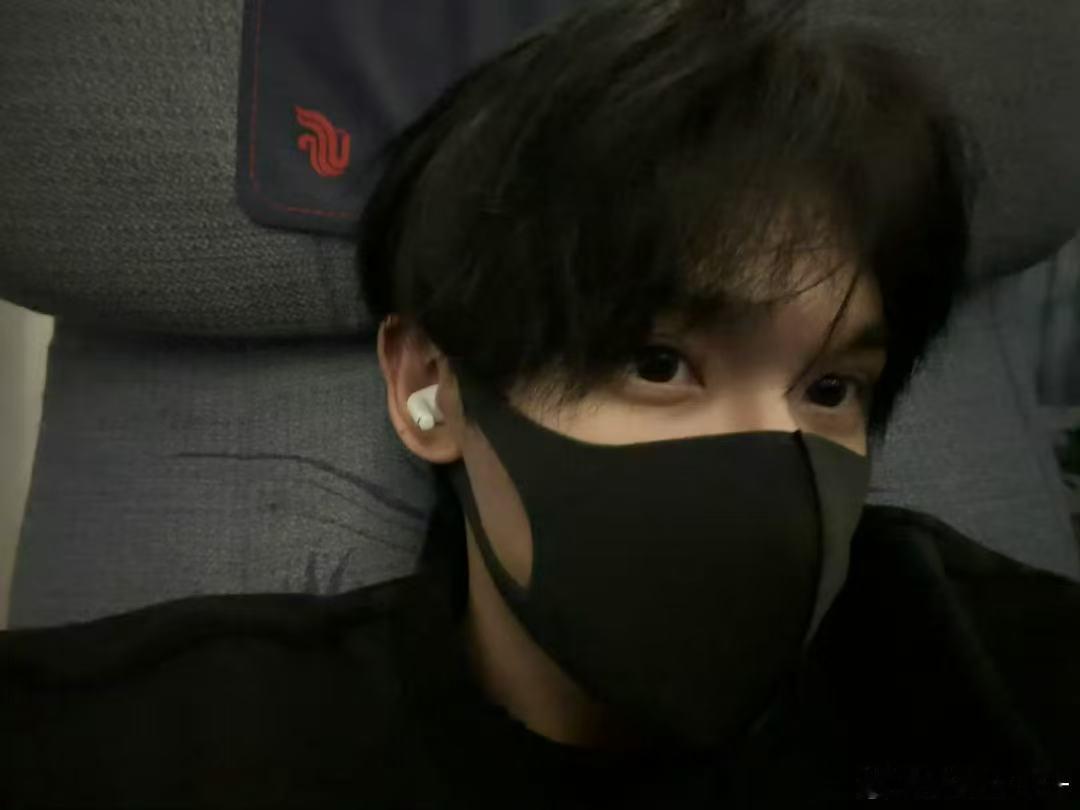 余宇涵好大一声分手家人们，余宇涵喊分手那气势，仿佛要跟全世界决裂，这魔丸般的操作